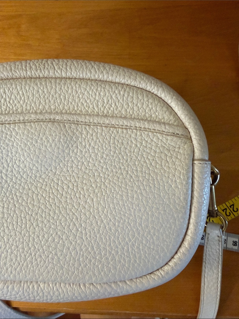 Coach Camera C5809 Cream Pebbled Leather Crossbody Bag with Turn-Lock Closure - Picture 3 of 16